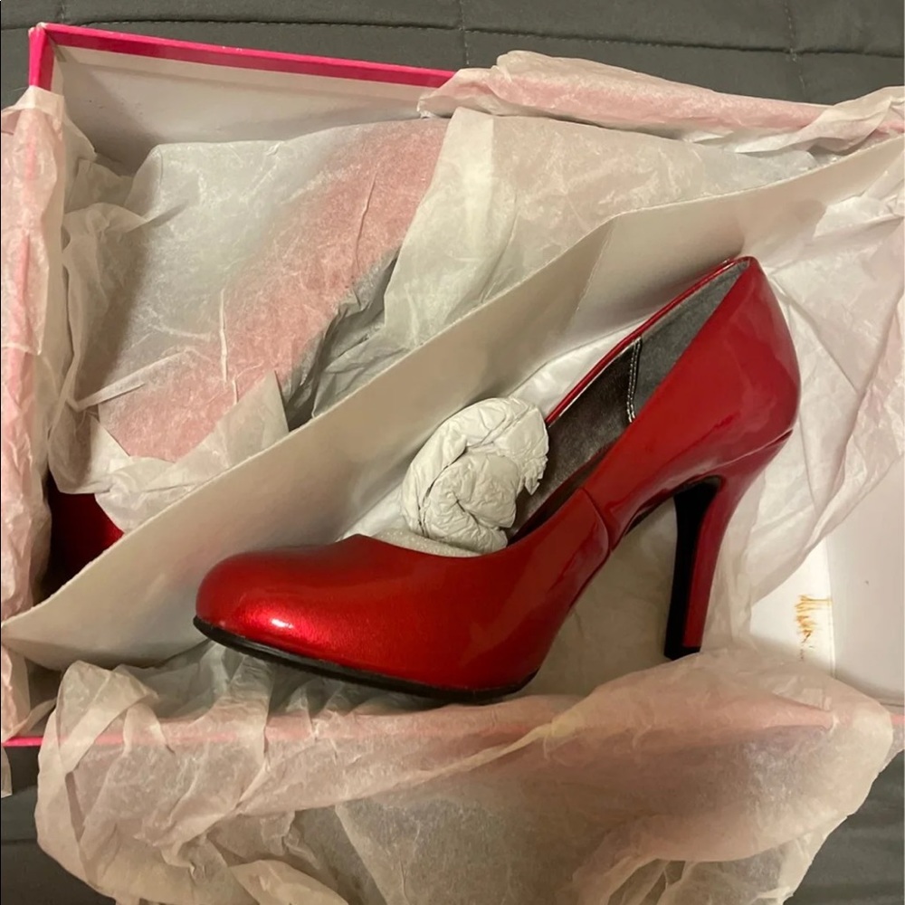Shiny red pumps